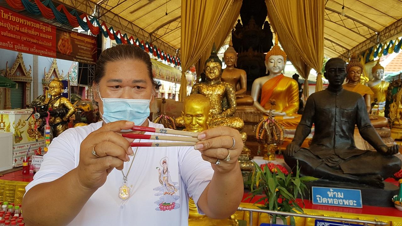 หญิงดวงดี รีบแก้บนพระเงินพระทองหลังรับโชคถูกหวย 20 ใบ