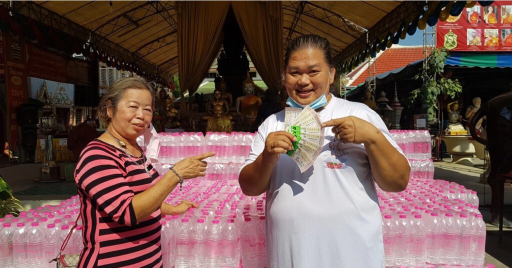 หญิงดวงดี รีบแก้บนพระเงินพระทองหลังรับโชคถูกหวย 20 ใบ